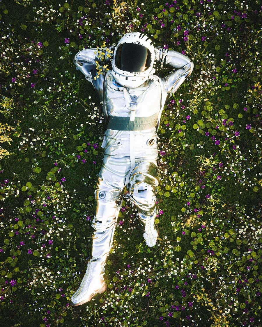 Astronaute couché dans un champ
